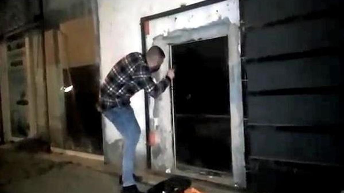 Kısıtlamada tekel bayinde içki içen 13 kişiye suçüstü