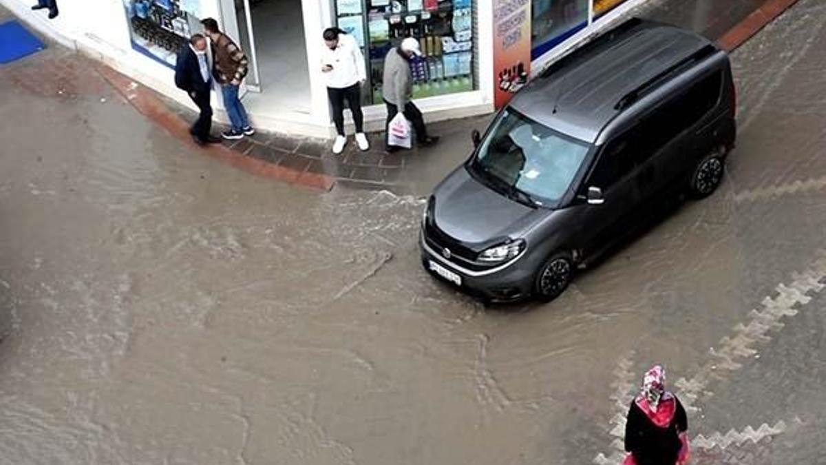 "Kırkikindi yağmuru" vurdu! Kenti sel aldı