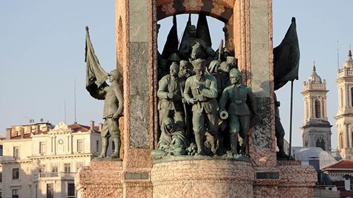 Taksim Cumhuriyet Anıtı'ndaki o detayı yıllarca kimse fark etmedi!