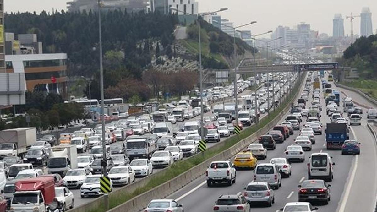Akın akın gidiyorlar... Trafik kilitlendi, 'tam kapanma' göçü!