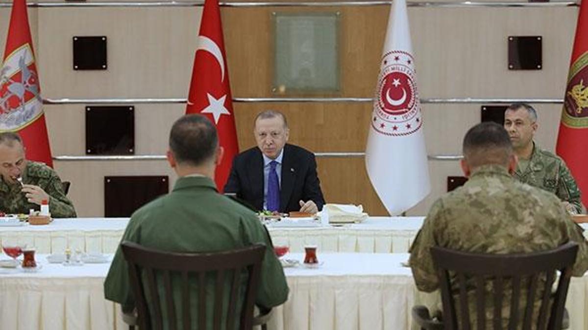 Cumhurbaşkanı Erdoğan, iftarda askerlerle bir araya geldi