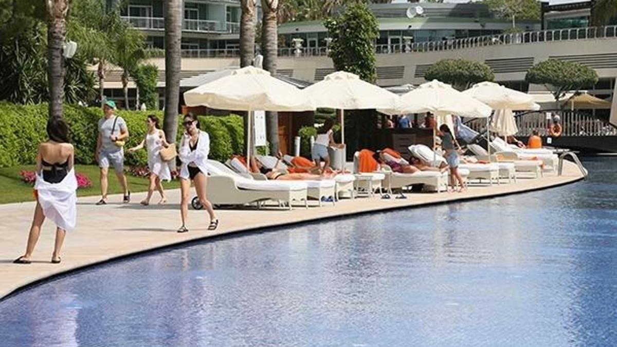 Antalya, tam kapanmada 100 bin turist ağırlıyor