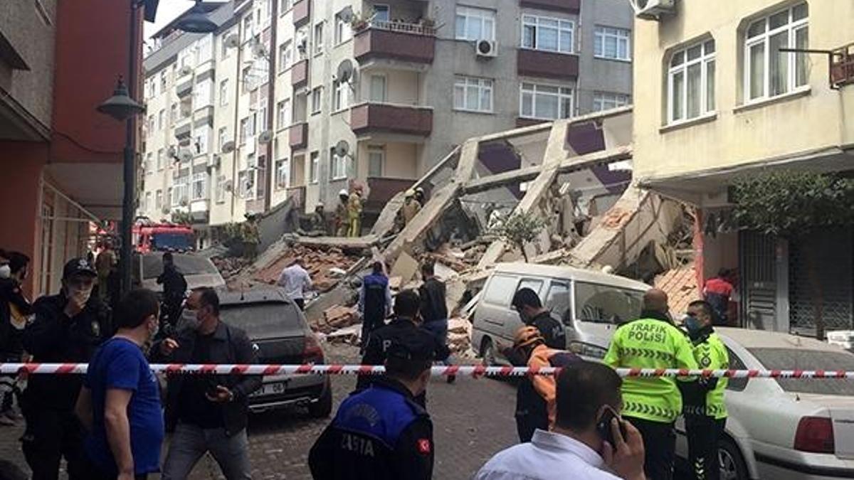 Zeytinburnu'nda bina çöktü! Çevresindeki 4 bina daha boşaltıldı