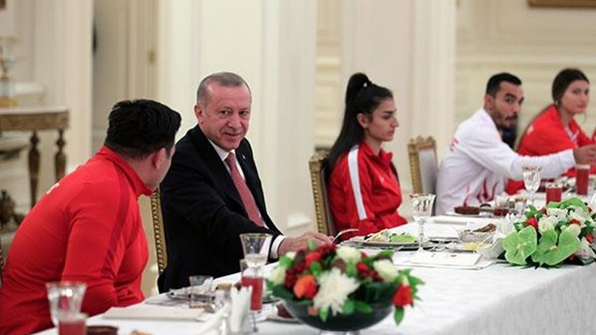 Cumhurbaşkanı Erdoğan, milli sporcularla iftar yaptı