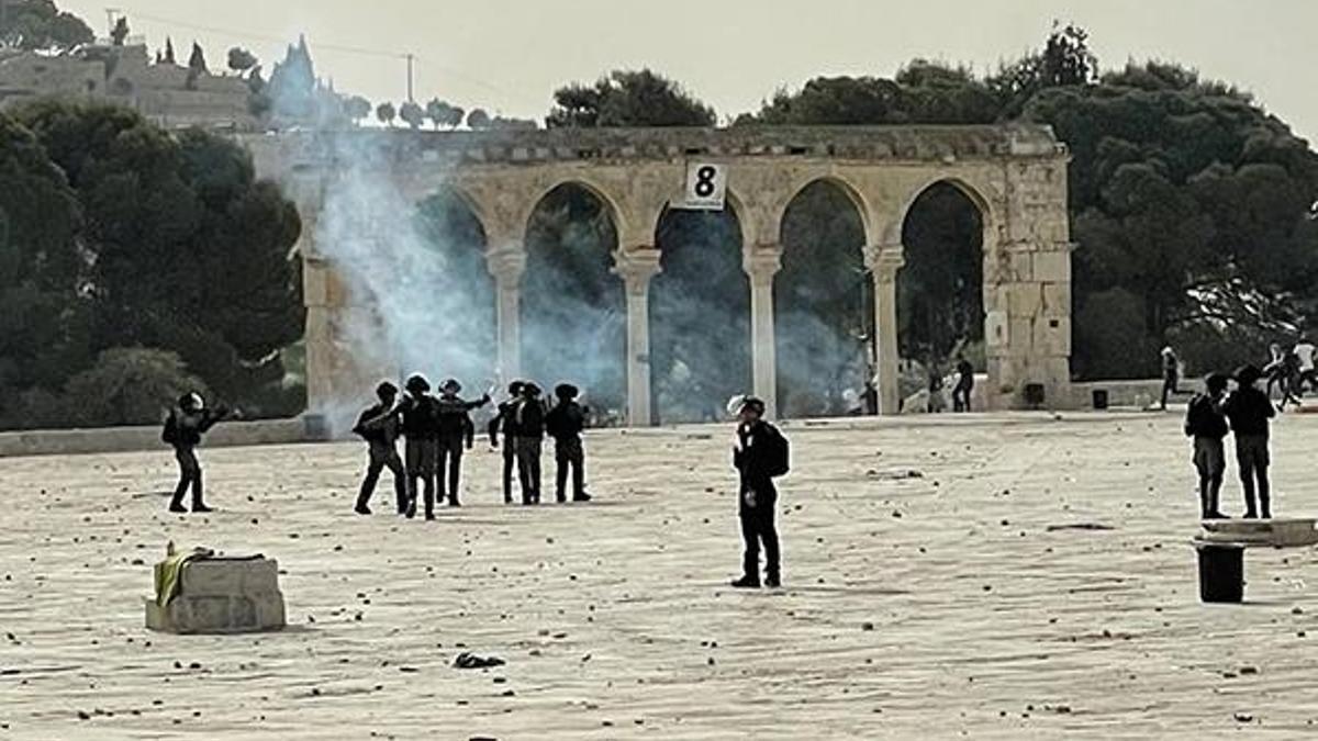 İsrail polisi Mescid-i Aksa'da nöbet tutan Filistinlilere saldırdı
