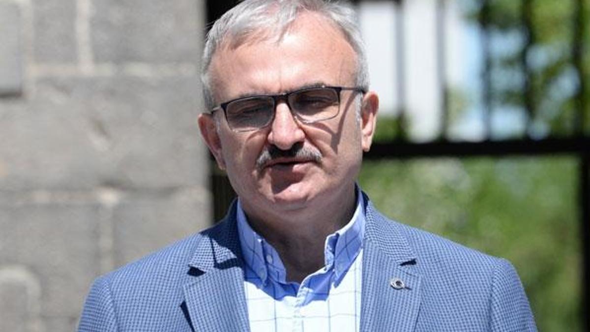 'Karpuz içinde çocuk' heykeli kenti ikiye böldü! Vali Münir Karaloğlu'ndan açıklama geldi...