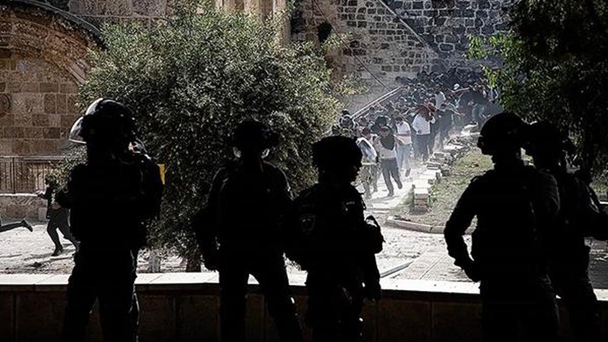 İsrail polisi, Mescid-i Aksa'da Filistinli gençlere saldırdı