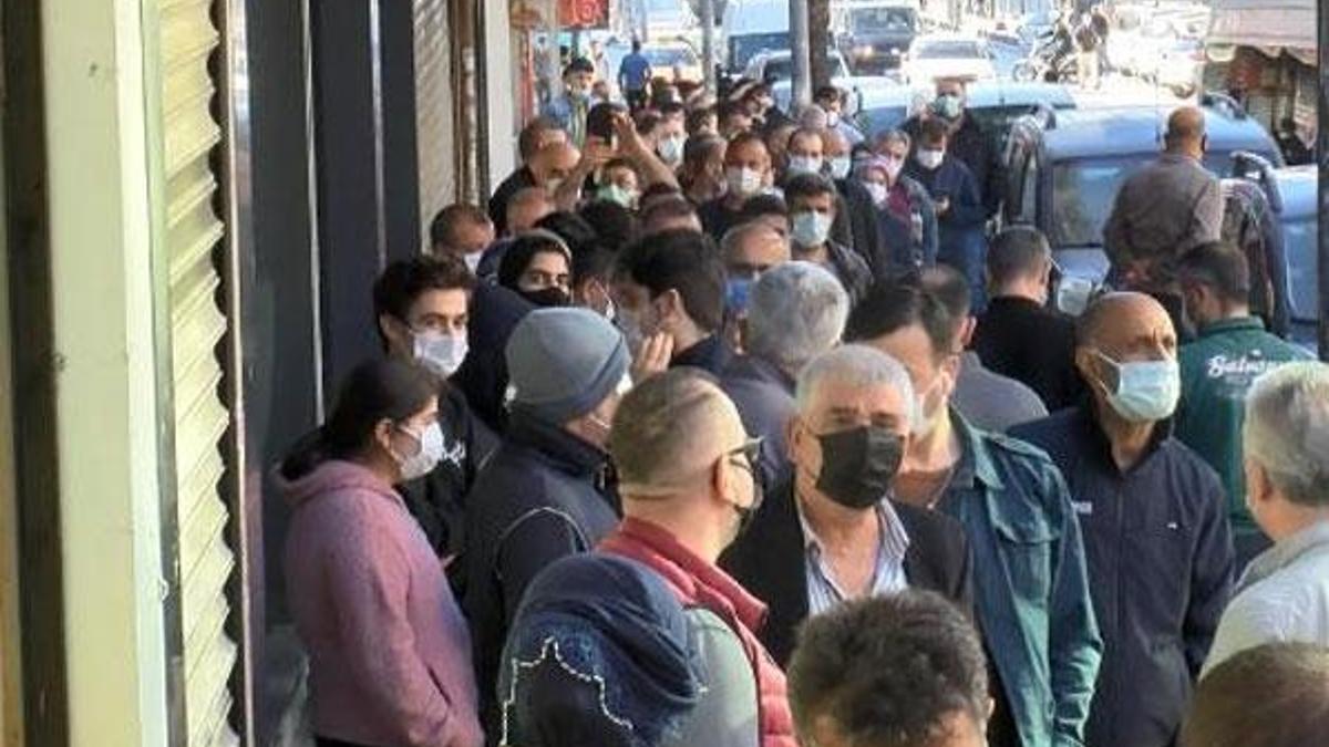 Ucuz tatlı almak isteyenler sabahtan sıraya girdi
