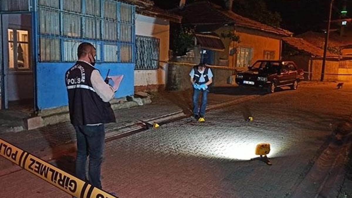 Annesinin evine giden eşini sokak ortasında bıçakladı!