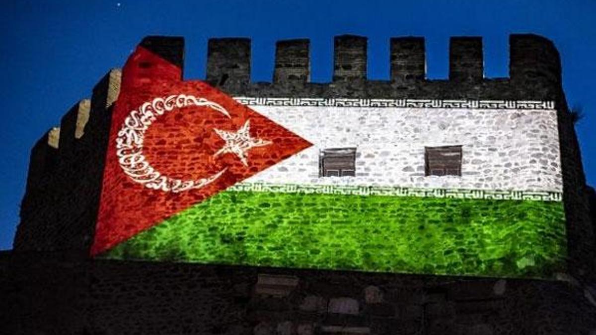 Ankara Kalesi Filistin'e destek için ışıklandırıldı