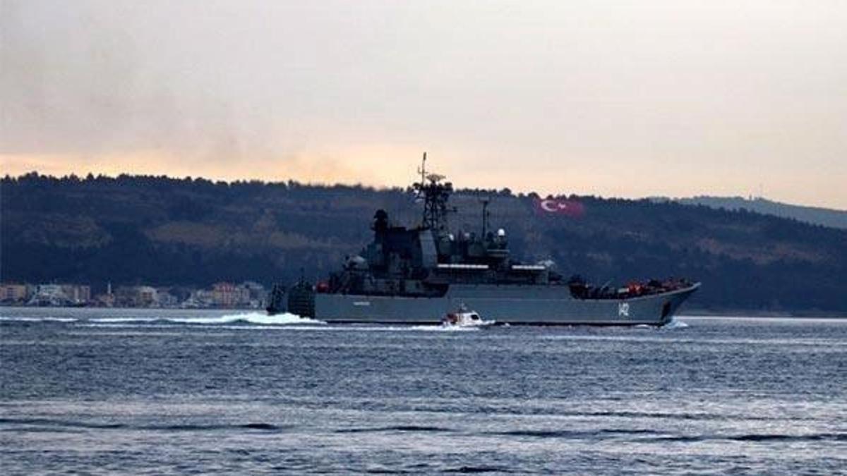 Rus ve İngiliz savaş gemileri Boğaz'da! Karadeniz'e açıldılar