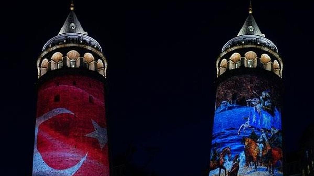 Galata Kulesi'nde 19 mayıs nedeniyle ışık gösterisi yapıldı