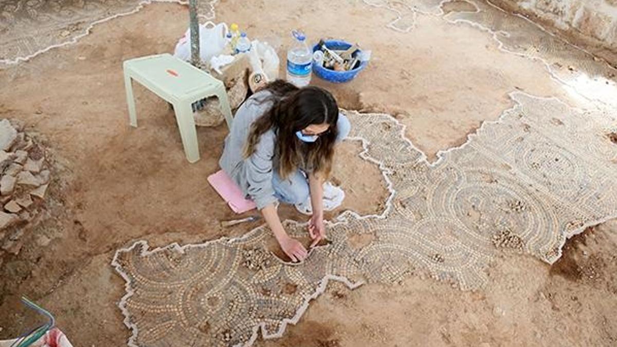 Tarihi caminin avlusunda Roma dönemine ait mozaik bulundu