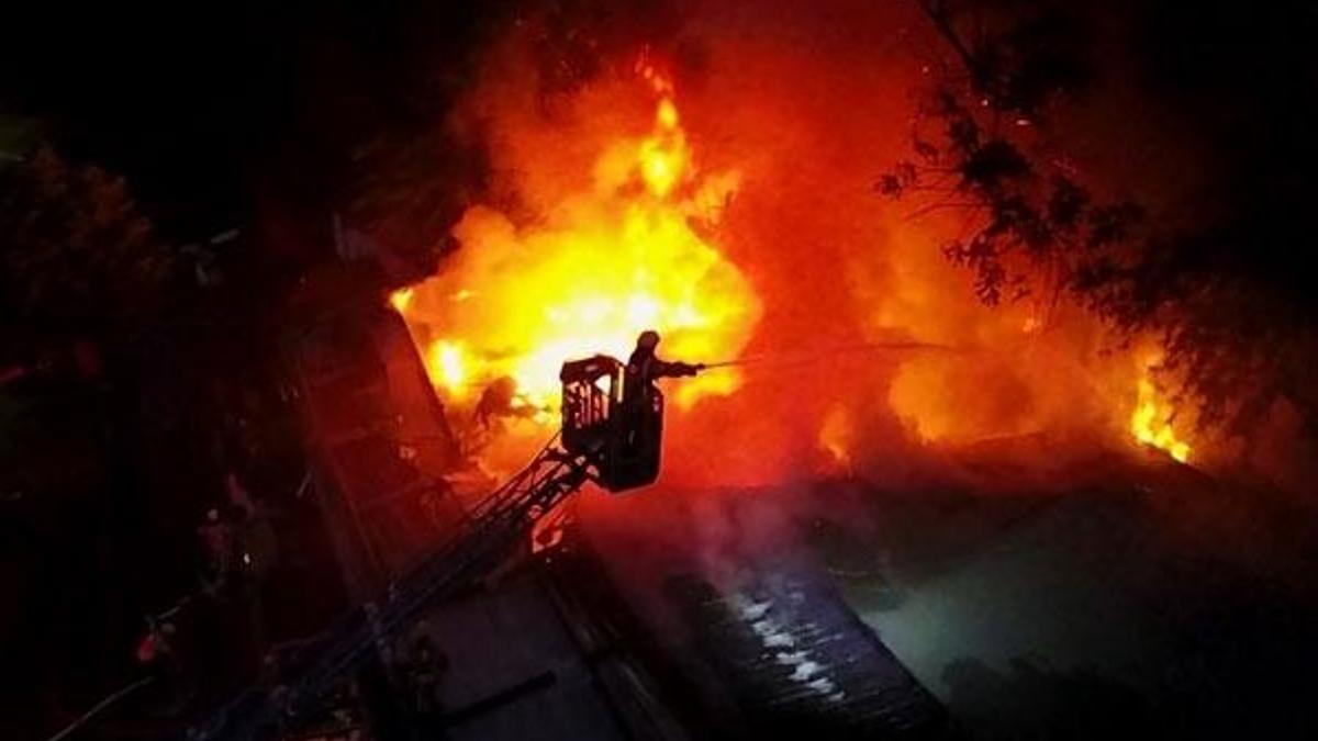 Üsküdar'da korku dolu anlar! Kafe alev alev yandı...