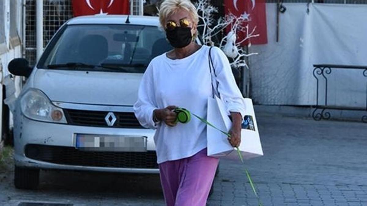 Semiramis Pekkan köpeğini gezdirdi