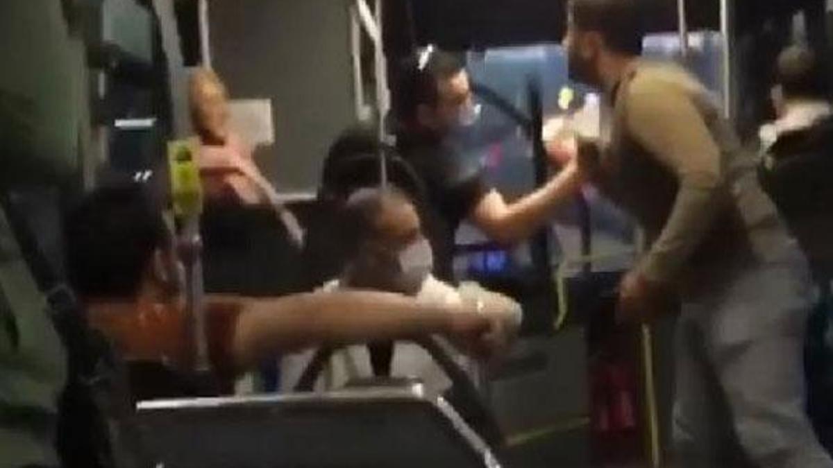 Metrobüste iğrenç olay! Birbirlerine tükürdüler