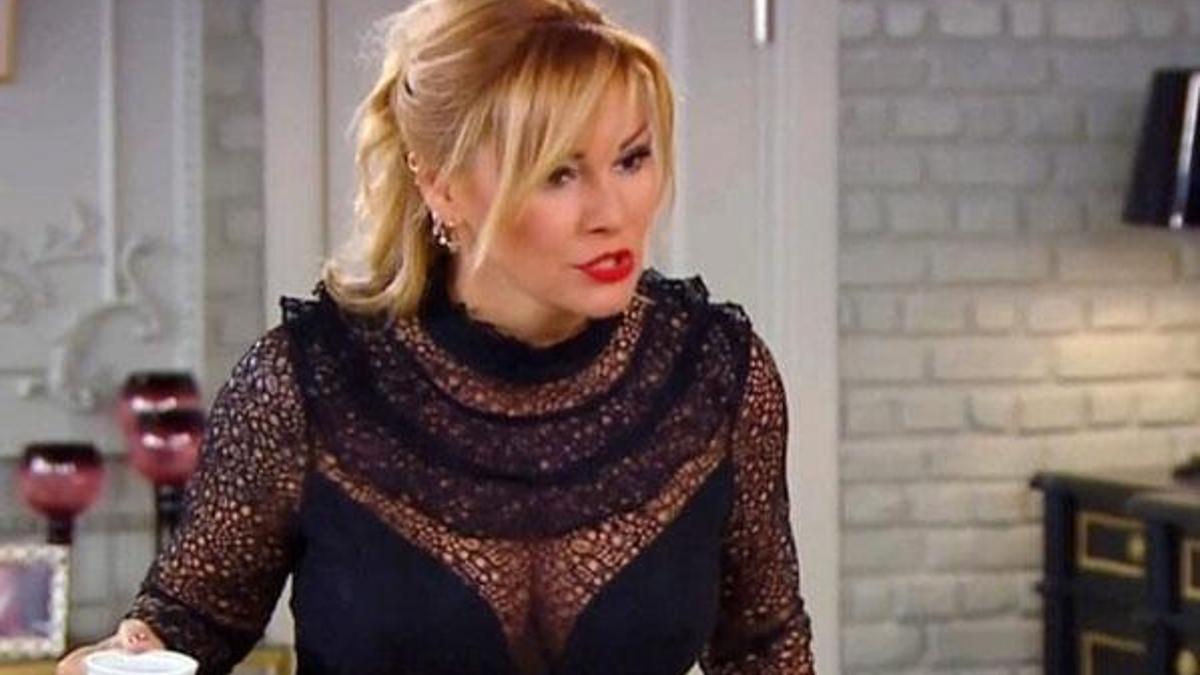 Pınar Altuğ mini şortlu pozuyla nefes kesti!