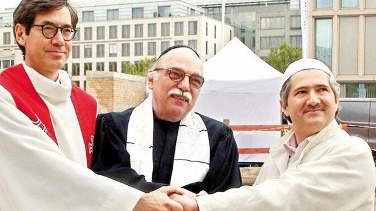 FETÖ'cülerle kol kola girdi! Berlin'de skandal