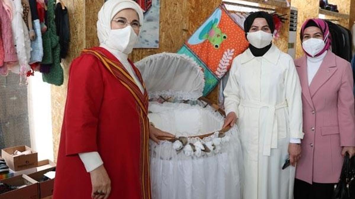 Emine Erdoğan, geliri Filistinli çocuklara bağışlanacak dönüşüm pazarını ziyaret etti