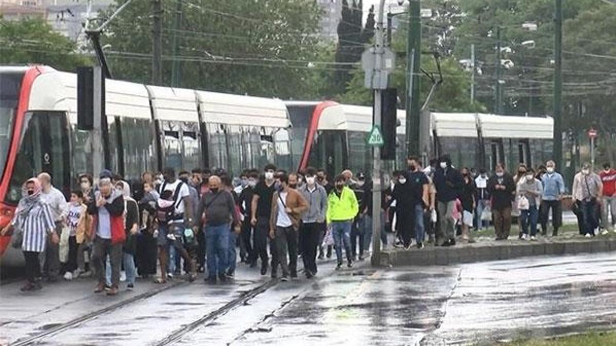 Tramvay yolunda kaza: Seferler aksadı, yolcular yürüdü
