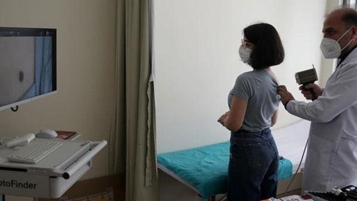 Cilt kanserine karşı ayna karşısında düzenli muayene önerisi