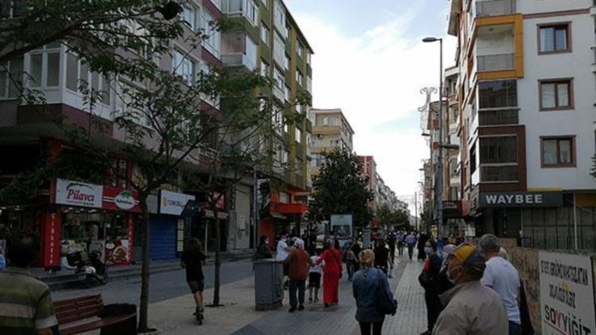 Caddenin orta yerini istila ettiler! Nedenini kimse bilmiyor