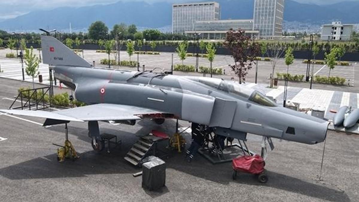 Merkeze konuşlandırıldı! F4 uçağı ziyaretçilerini bekliyor