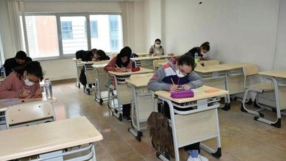 Okula gitmek zorunlu mu 2021? Yüz yüze eğitim için okula gitmeyen sınıfta kalır mı?