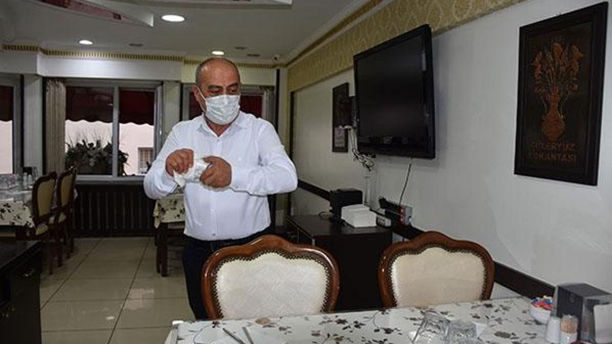 Kafe ve restoranlarda yemek yeniyor mu? Restoranlarda oturmak serbest mi? Restoranlarda oturma süresi var mı?