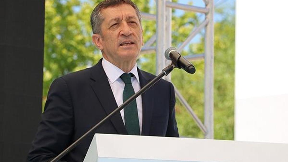 Bakan Selçuk açıkladı! 'Tarihe mal olacak şekilde karşımızda duruyor'