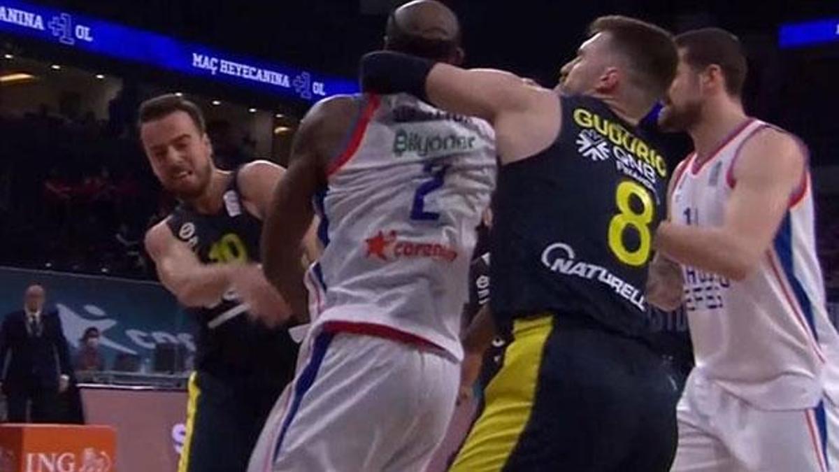 Anadolu Efes - Fenerbahçe Beko maçında kavga! 7 diskalifiye kararı