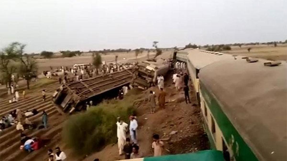 Pakistan'da tren kazası: 38 ölü, 64 yaralı