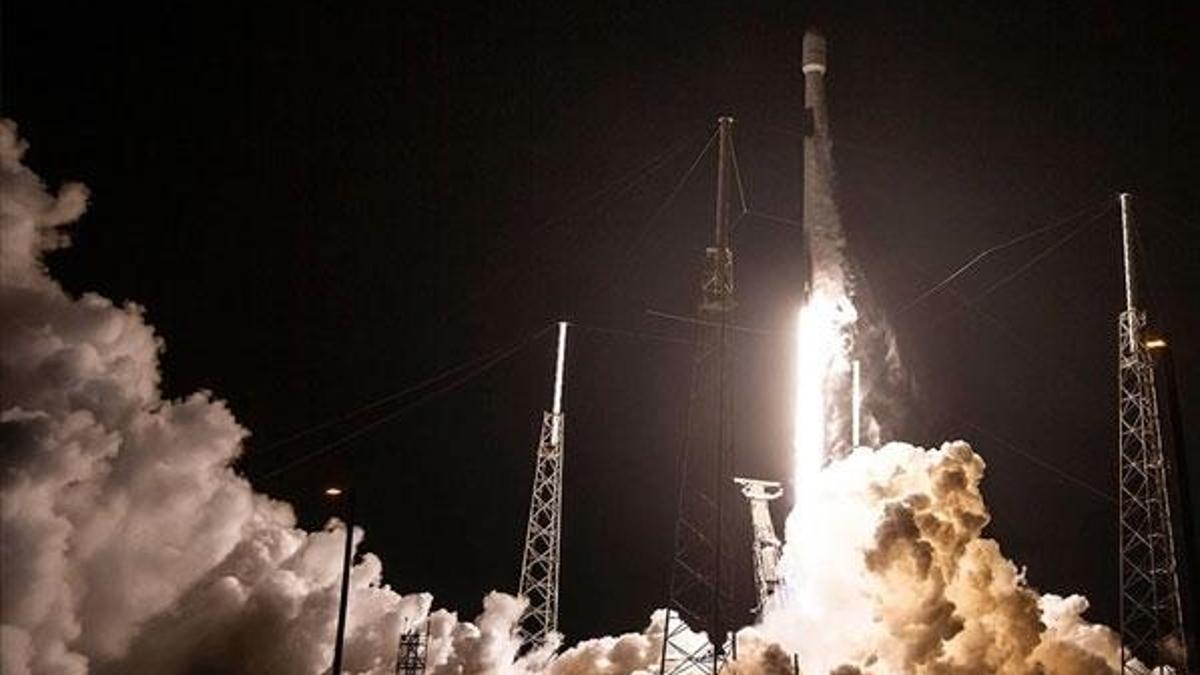SpaceX 7 tonluk dijital radyo uydusunu uzaya yolladı