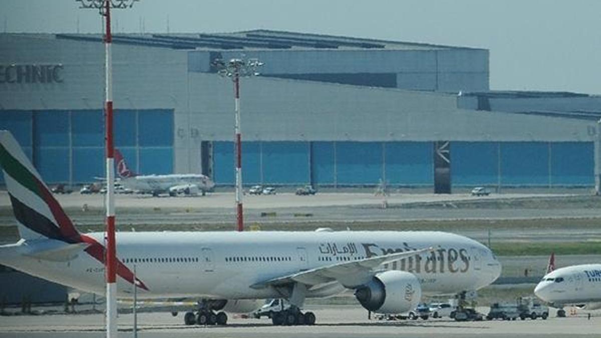 Emirates uçağı İstanbul Havalimanı'na acil iniş yaptı