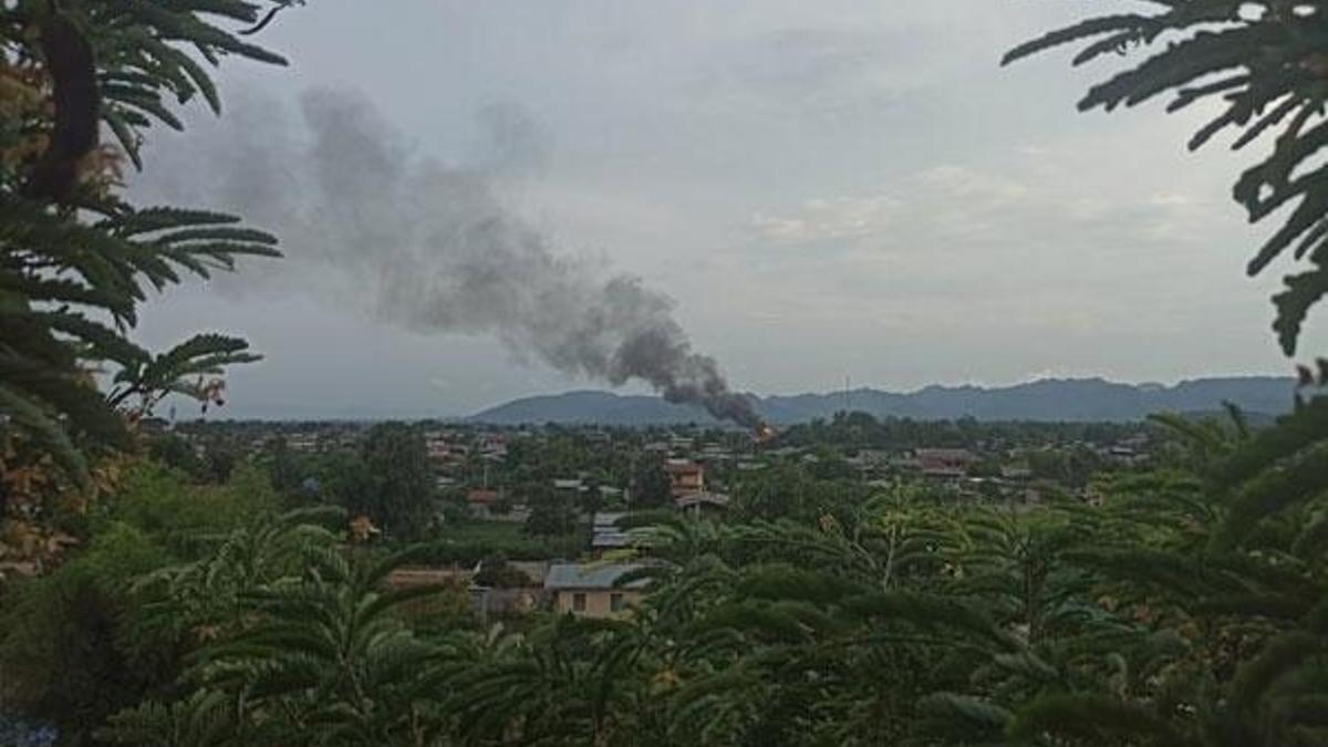 Myanmar'da askeri uçak çelik fabrikasının üzerine düştü: 13 ölü, 16 yaralı