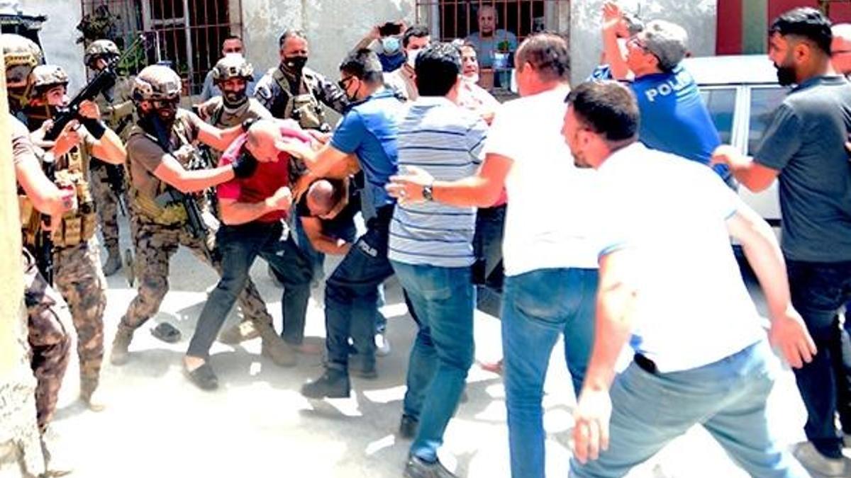 Yer: Adana... Havaya ateş açtı, linç edilmekten polis kurtardı!