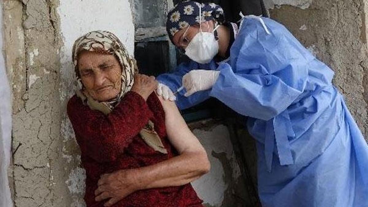 Çorum'da sağlık ekiplerinin aşı mesaisi sürüyor