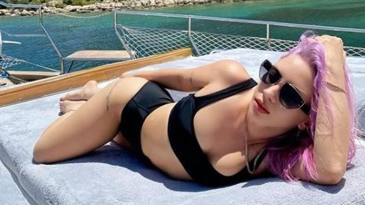 Ece Seçkin fit haliyle beğeni topladı