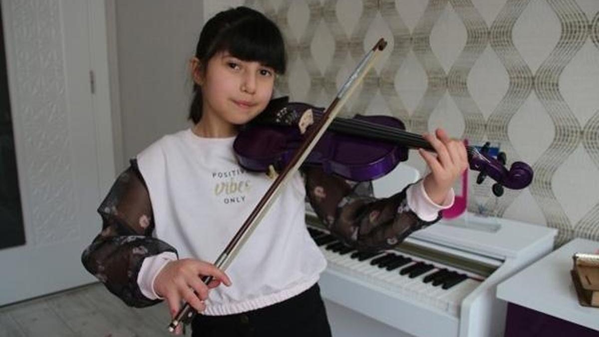 Di George sendromlu Neda müzik tutkusuyla hayata bağlandı