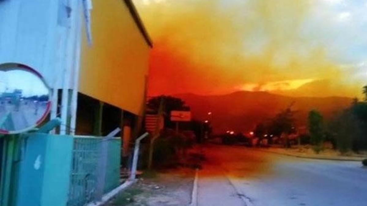 Fabrikada tank patladı, gökyüzünü asit bulutu kapladı