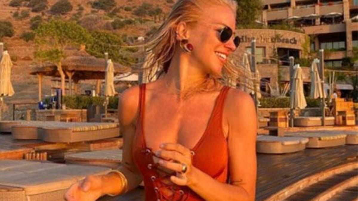 Burcu Esmersoy bikinili dans videosuyla sosyal medyayı salladı!