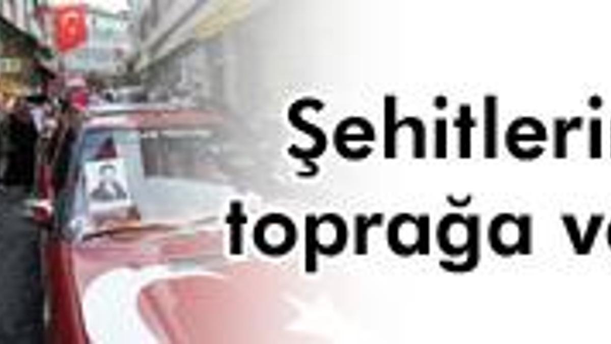 Şehit tabutu kola şemsiyesinin altında