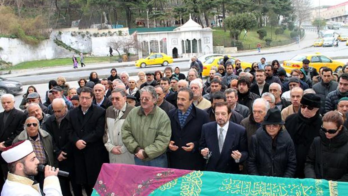 Çok sevdiği eşinin yanına gömülemedi!