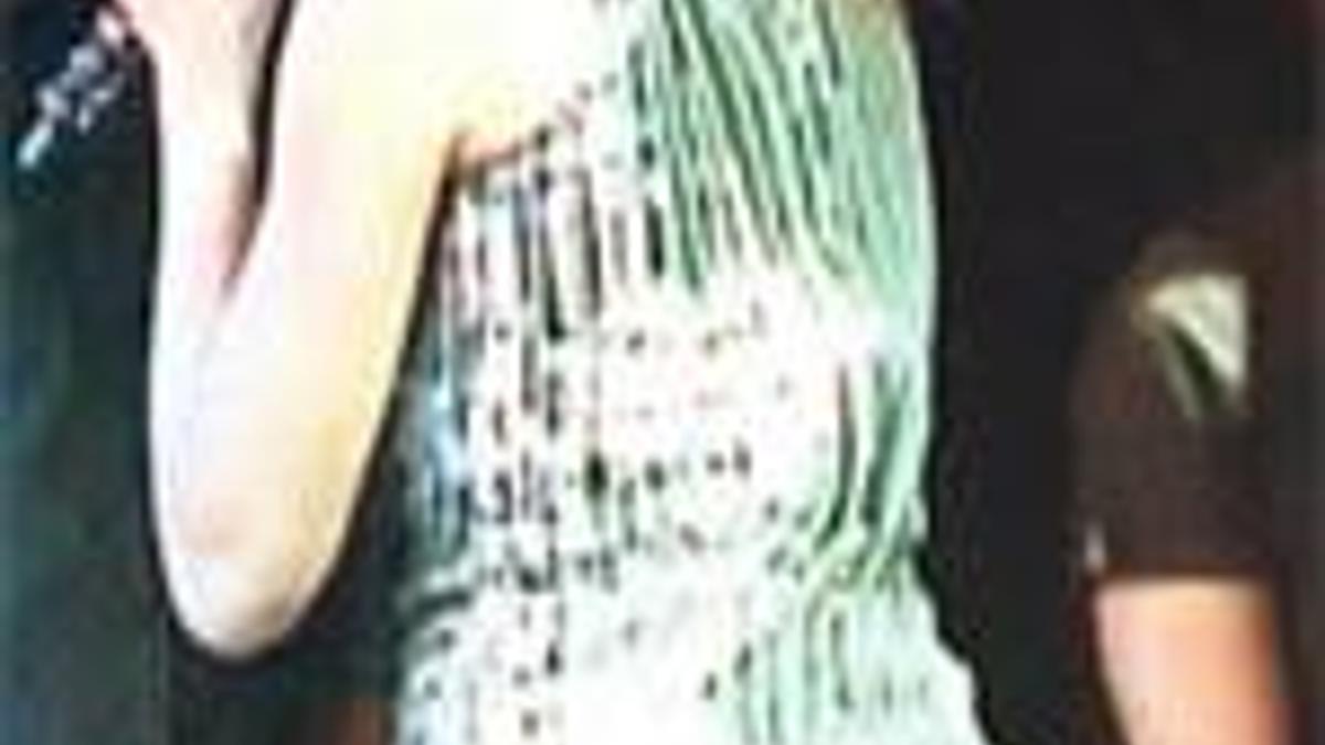 Hadise’den olay yaratan frikik!