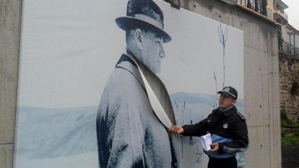 Atatürk fotoğrafını kestiler!