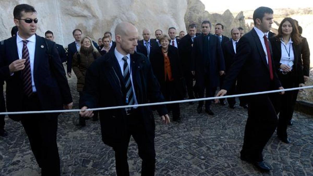 Merkel'e ipek halatla koruma