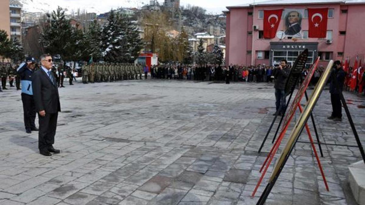 Hakkari'de Atatürk anıtına çelenk!