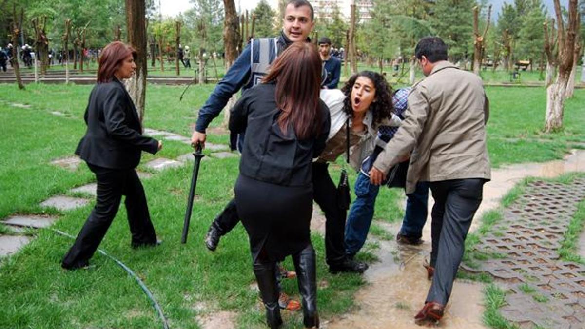 Öğrenciyi yaka paça...