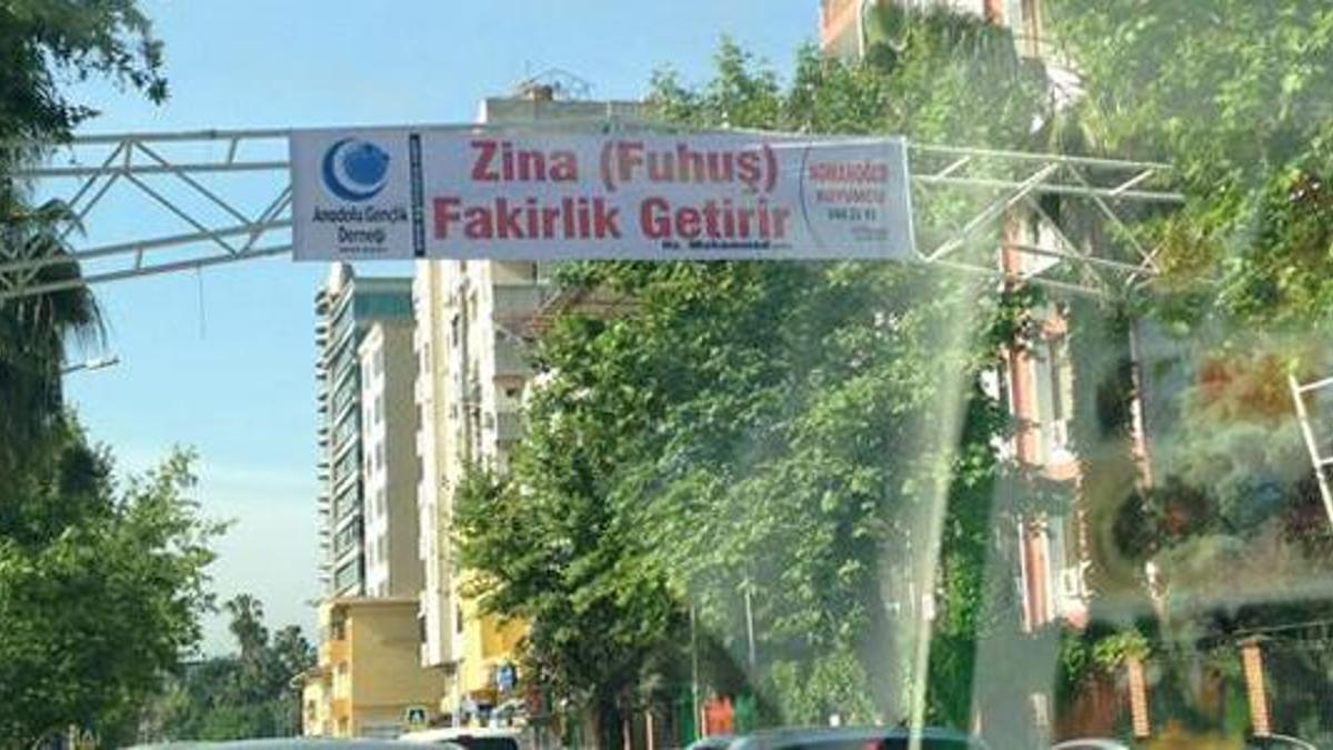 Adana'da çok tartışılacak pankart!