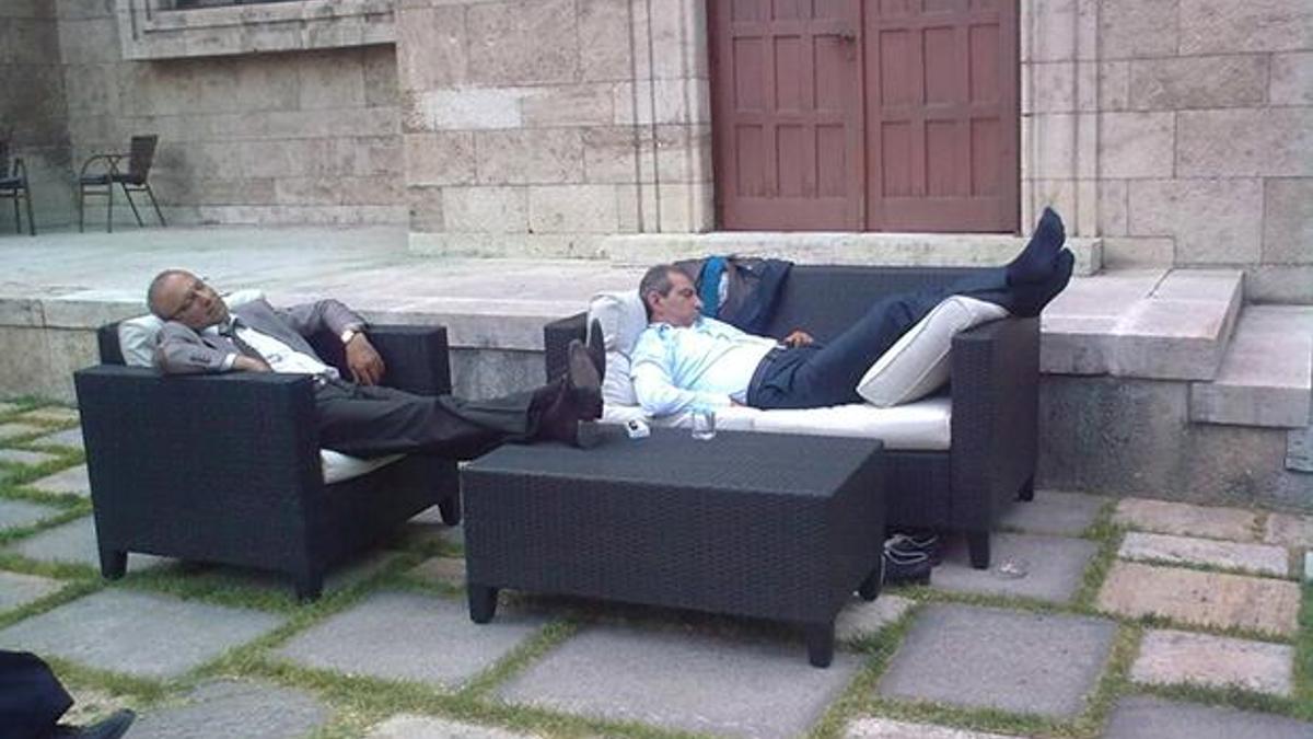 Küfürcü vekil kadınları şoke etti
